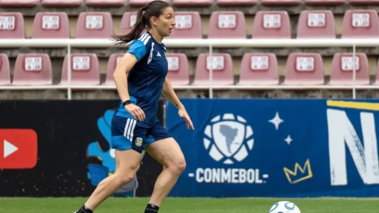 Aldana Cometti, capitana de la Selección Argentina de fútbol femenino, durante un partido.
