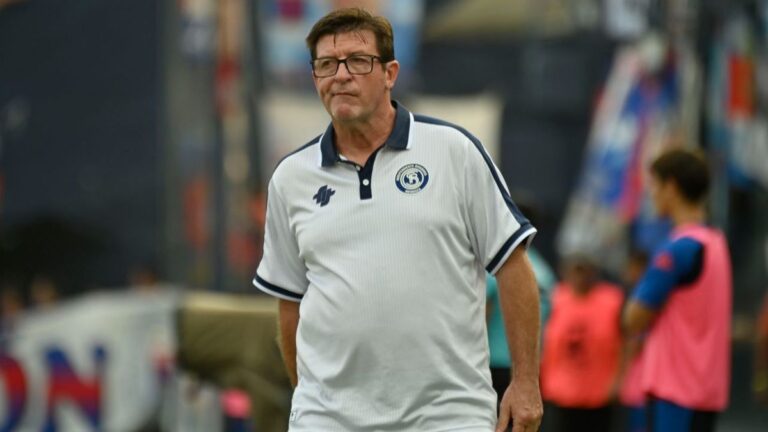Alfredo Berti, director técnico de Independiente Rivadavia, en el banco de suplentes durante un partido.