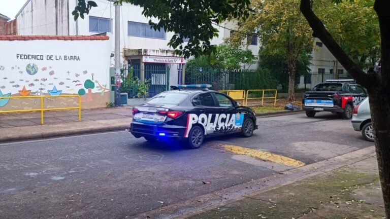 Policía frente a una escuela en Santa Fe durante un operativo por falsa amenaza