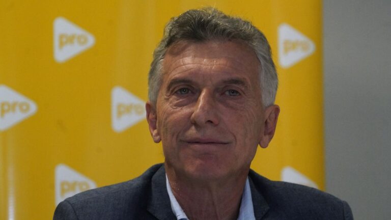 Gráfico ilustrativo con las banderas de Argentina y los retratos de Mauricio Macri y Javier Milei, en un fondo que representa el Congreso Nacional.