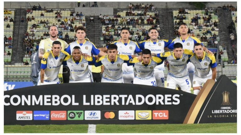 Ángel Di María celebrando con sus compañeros tras marcar un penal en la Copa Libertadores
