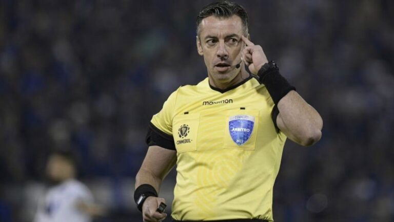 Raphael Claus, árbitro brasileño, durante un partido de fútbol.