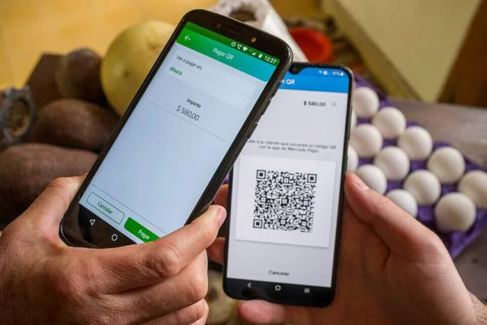 Ilustración de un teléfono móvil mostrando una aplicación de billetera virtual con el logo de ARCA