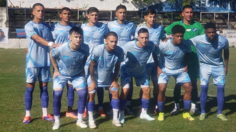 Jugadores de Argentino de Rosario y Atlas durante el partido en el estadio José Martín Olaeta.
