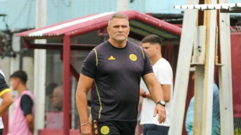 Arnaldo Sialle, director técnico de Flandria, durante un partido.