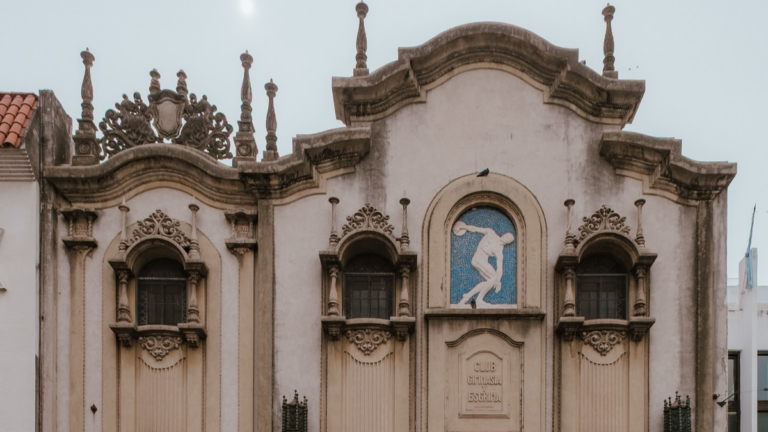 Fotografía de edificios de Rosario capturada por los arquitectos Mathieu Jaumainson y Agathe Belot.