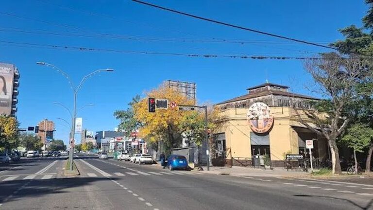 Vista del bulevar Avellaneda en el barrio Arroyito, Rosario, mostrando algunos de sus locales gastronómicos.