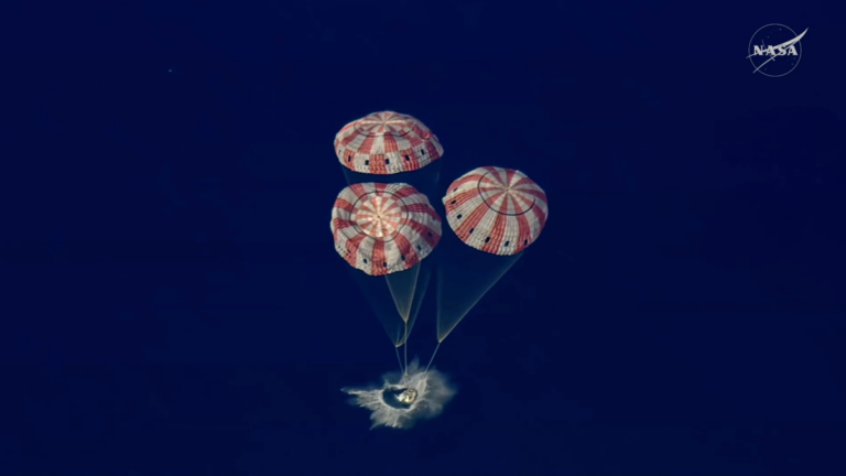 Ilustración de la cápsula Orion de la NASA durante el reingreso a la atmósfera terrestre.
