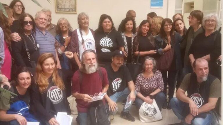 Acto de homenaje de ATE Rosario con la colocación de un cuadro en memoria de trabajadores municipales.