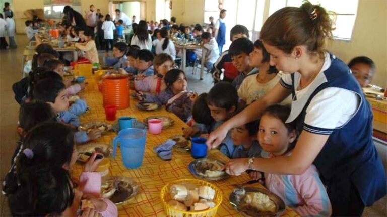 Niños en un comedor escolar de Santa Fe recibiendo alimentos