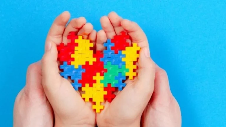 Símbolo del autismo, rompecabezas de colores, representando la diversidad y la concienciación sobre el TEA.