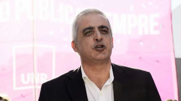 Franco Bartolacci, rector de la Universidad Nacional de Rosario, durante una actividad universitaria.