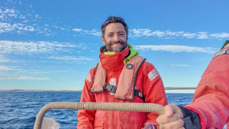 Lucas Beltramino, biólogo rosarino, en labores de investigación marina en la Patagonia.