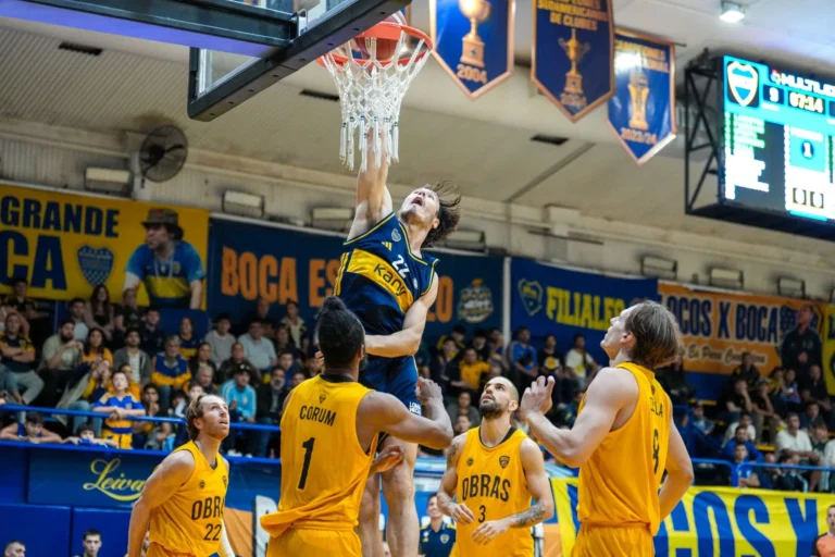 Acción de juego de la Liga Nacional de Básquet, representando la competencia de playoffs.