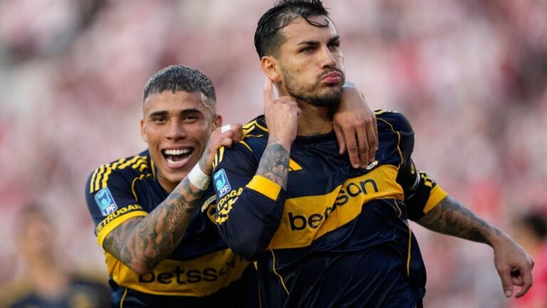 Jugadores de Boca Juniors y River Plate durante el Superclásico en el Estadio Monumental.