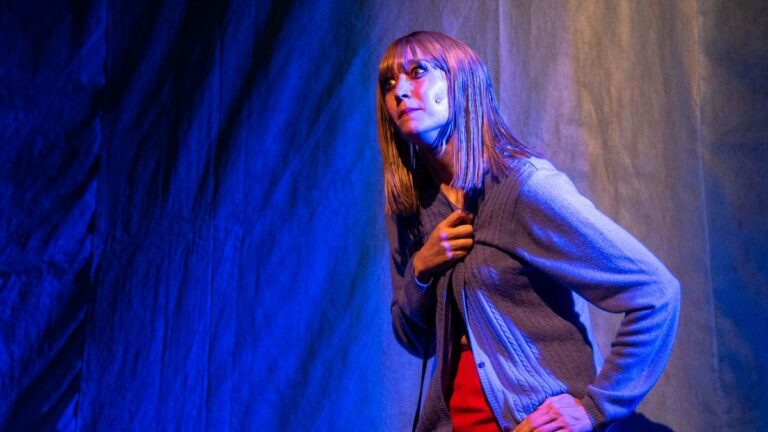 Camila Peralta en escena durante una función de la obra de teatro 