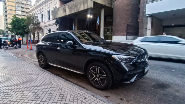Esquina de Alsina y Córdoba en Rosario, lugar del choque entre una camioneta y una motocicleta