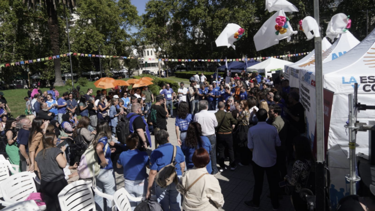 Carpa Blanca instalada en la plaza San Martín de Rosario, con docentes y banderas.