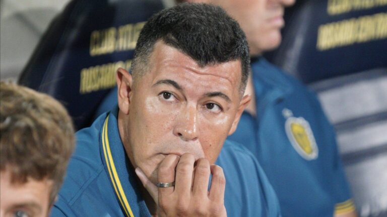 Jorge Almirón dirige un entrenamiento de Rosario Central