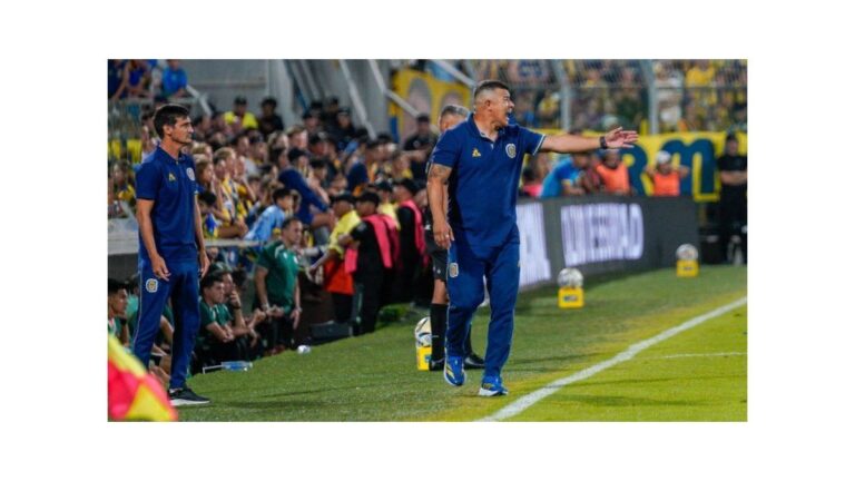 Jorge Almirón dirige un entrenamiento de Central en el Gigante de Arroyito.