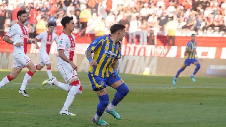 Jugadores de Huracán celebran un gol frente a Rosario Central en el estadio Tomás Adolfo Ducó.