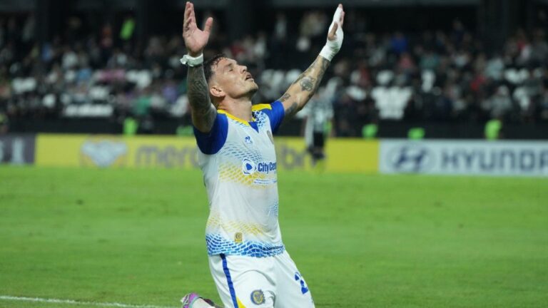 Enzo Copetti de Central Córdoba celebra su gol ante Libertad en el estadio.
