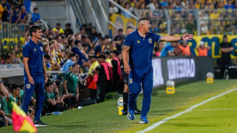 Julián Fernández, jugador de Rosario Central, en acción durante un partido.