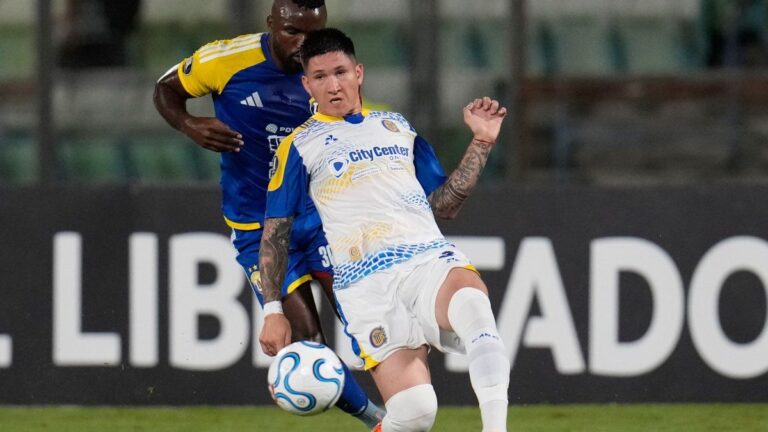 Jugador de Central Rosario en el campo de juego