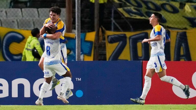 Jugadores de Rosario Central celebrando un gol en el estadio de Universidad Central en Venezuela