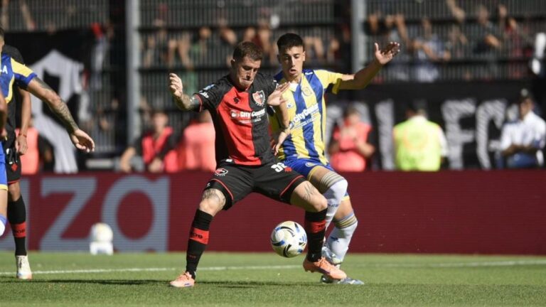 Escudos de Rosario Central y Newell's Old Boys sobre fondo de césped