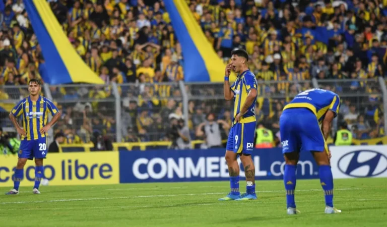 Jugadores de Rosario Central e Independiente del Valle durante el partido en el estadio Gigante de Arroyito.
