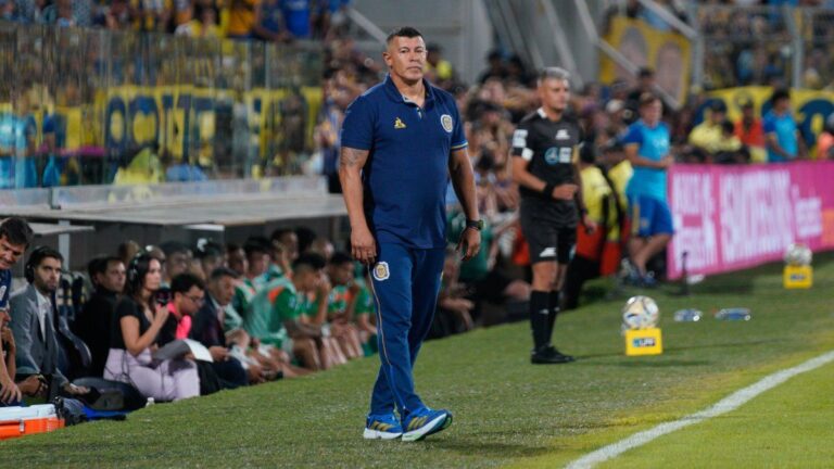 Jugadores de Rosario Central en un partido de fútbol en el estadio.
