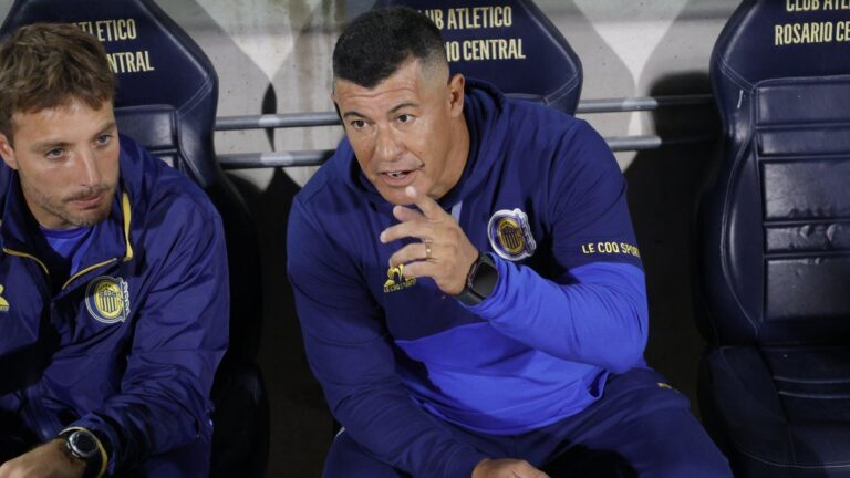 Jorge Almirón dirigiendo a Rosario Central en un partido
