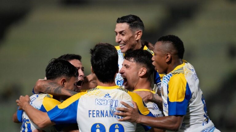 Jugadores de Rosario Central celebran un gol en el partido contra Universidad Central por la Copa Libertadores