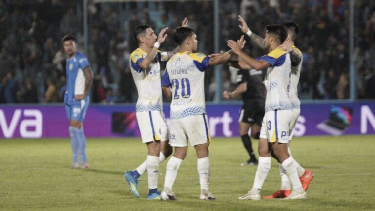 Jugadores de Rosario Central celebrando un gol en el partido ante Estudiantes de Río Cuarto