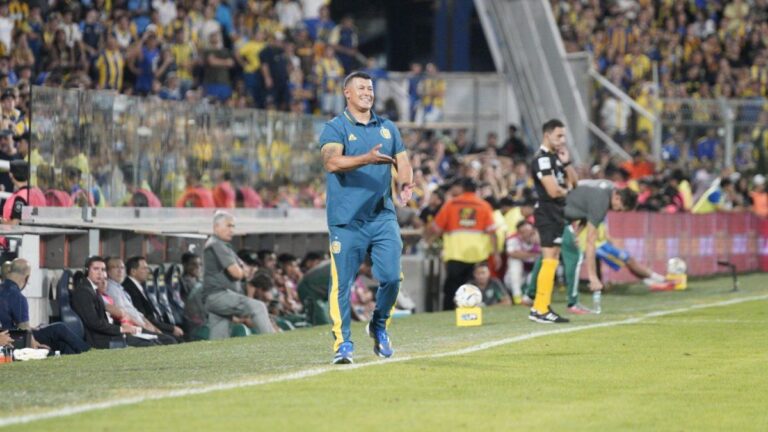 Jugadores de Rosario Central en el aeropuerto antes de viajar a Río Cuarto