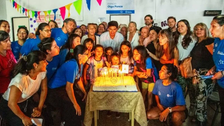 Fotografías históricas y asistentes durante la celebración del 30° aniversario del Centro Cuidar Las Flores Este en Rosario.