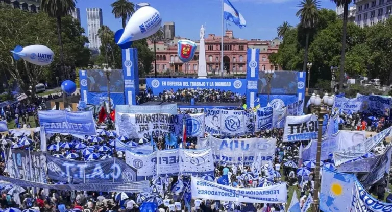 Movilización de la CGT en Plaza de Mayo previa al Día del Trabajador
