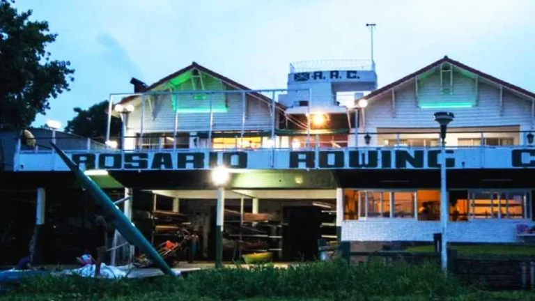 Fachada del Rosario Rowing Club en la costa de la ciudad.