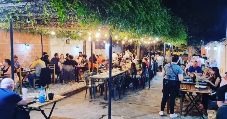Fachada de una parrilla típica en la ciudad de Rosario, Santa Fe.