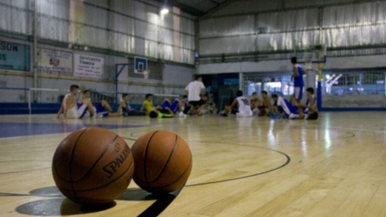Niños y niñas realizando actividades deportivas en un club de barrio de Rosario.
