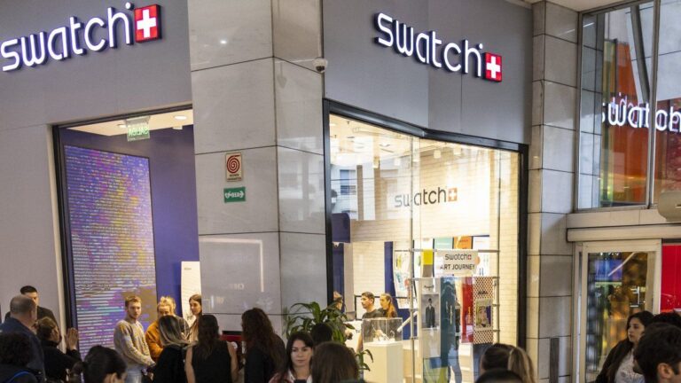 Personas haciendo fila frente a la tienda Swatch en Alto Palermo Shopping para el lanzamiento de la colección Omega x Swatch.