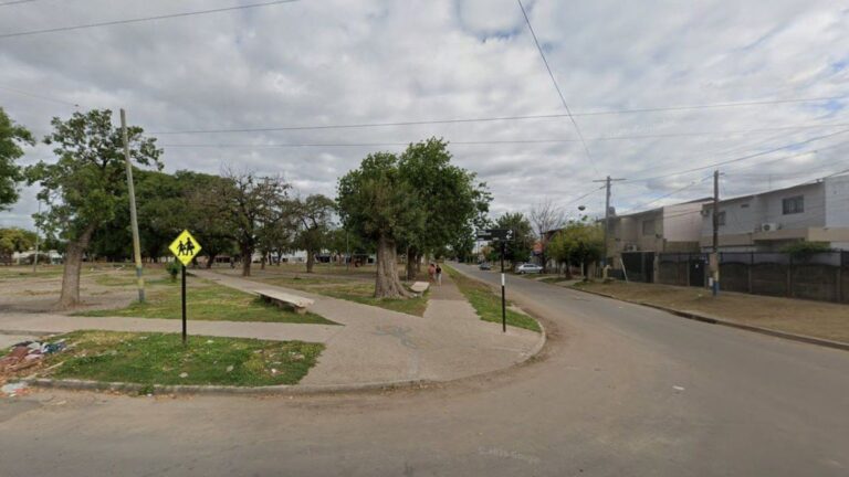 Vehículo Chevrolet Corsa recuperado tras robo a conductor de Uber en Rosario