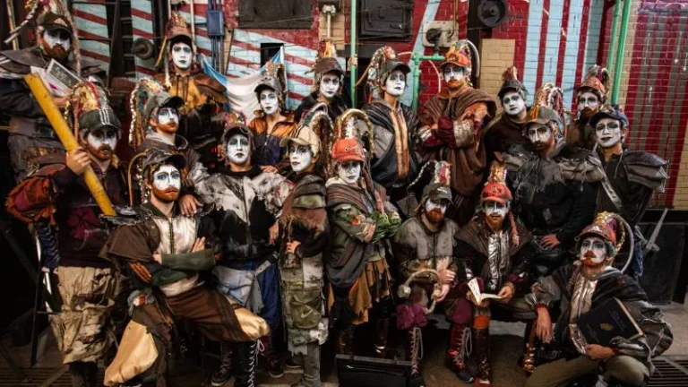 Integrantes de La Cotolengo Murga en escena con vestuarios y maquillajes de estética postapocalíptica.