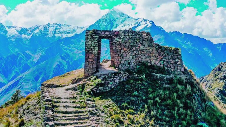 Vista panorámica del Camino del Inca con montañas y ruinas al fondo
