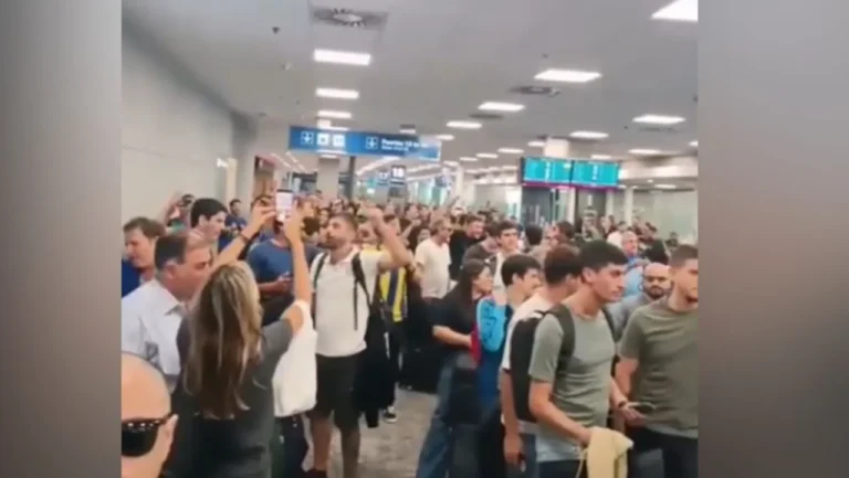 Grupo de hinchas de Rosario Central esperando en el Aeropuerto de Fisherton