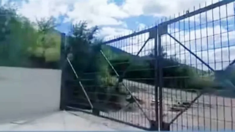 Video que muestra un portón cerrando un camino hacia un arroyo en zona serrana de Córdoba.