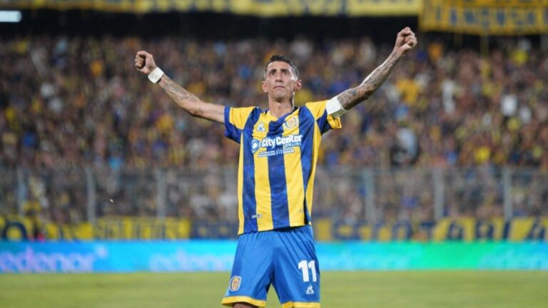 Ángel Di María posa con la nueva camiseta de Central con el parche de la Copa Libertadores.