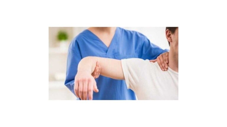 Kinesiólogo realizando una sesión de rehabilitación a un paciente
