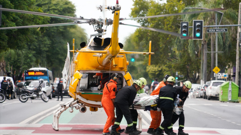 Operativo de rescate en el lugar del choque de camiones en la ruta provincial 14, cerca de Arminda.